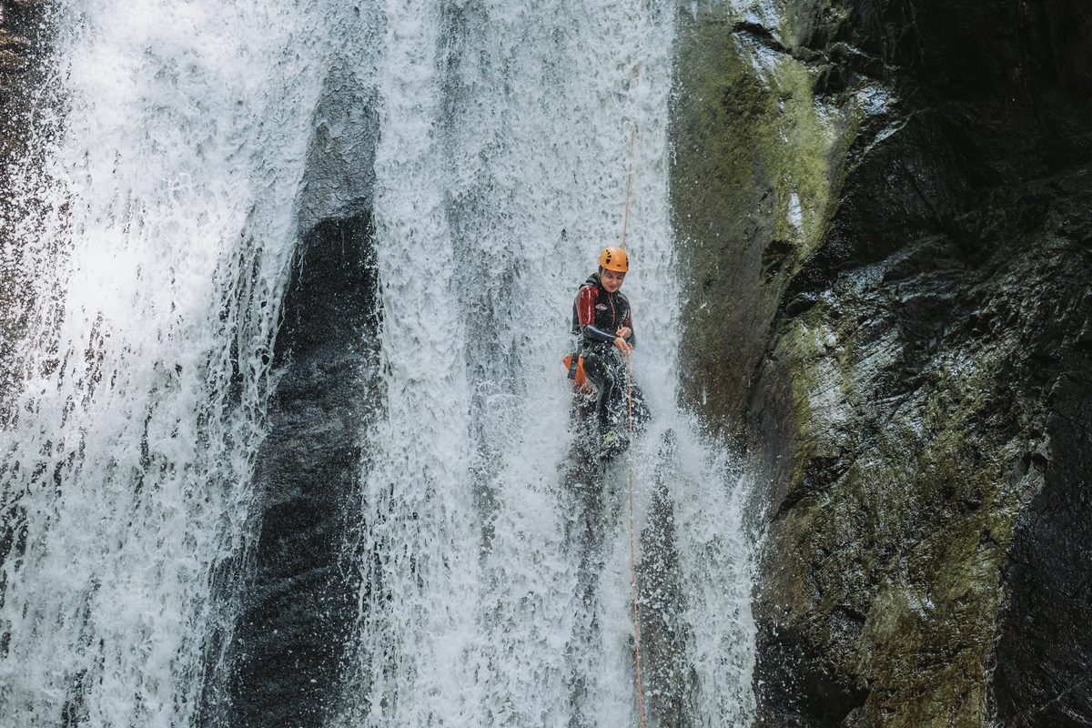 Breite Wasserkaskade — Abseilen