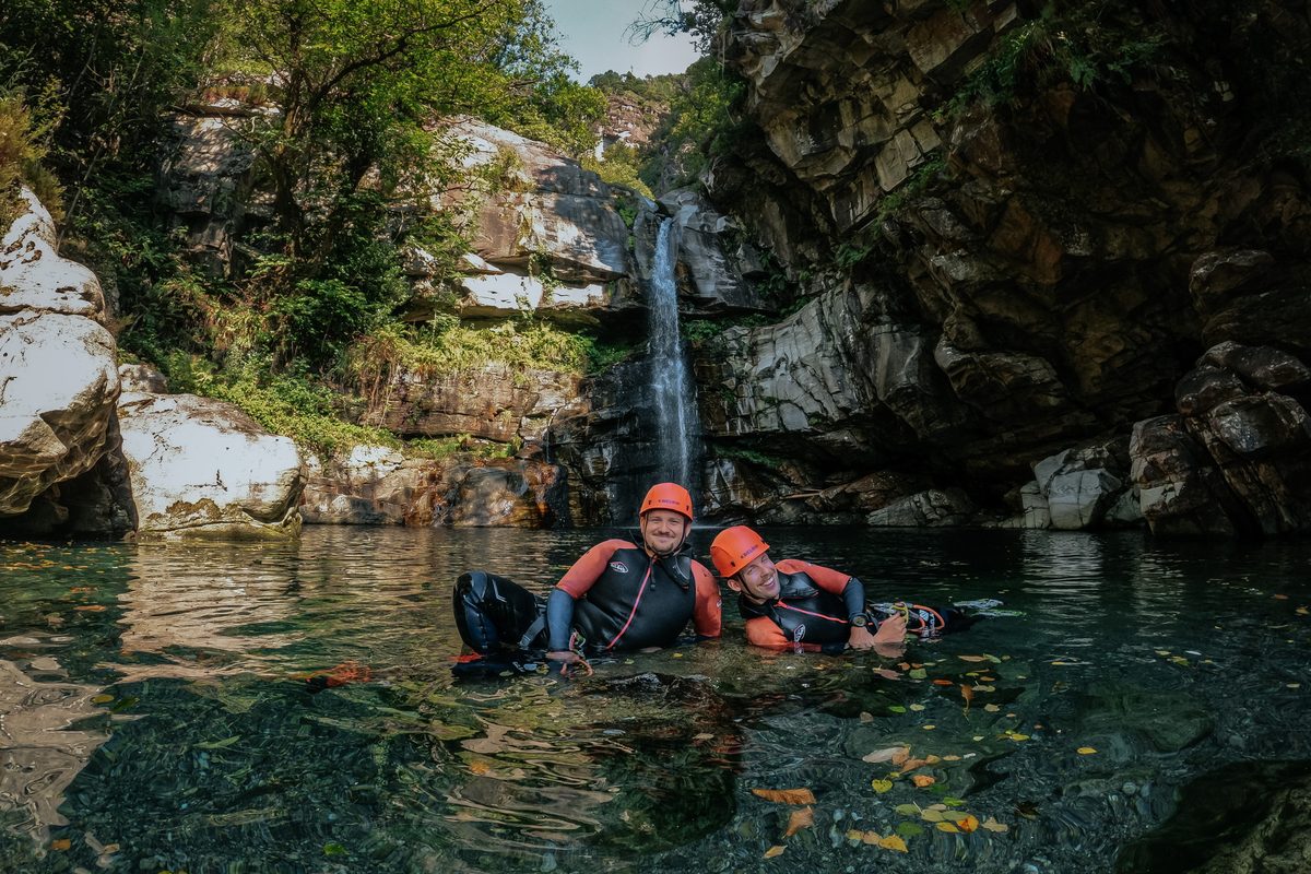 Pool mit Wasserfall — Boggera