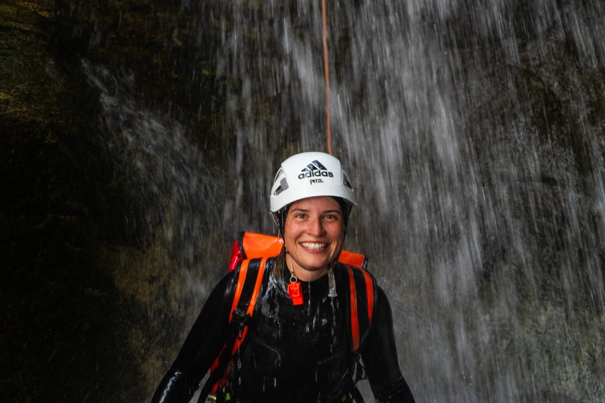 Lächeln vor dem Wasserfall