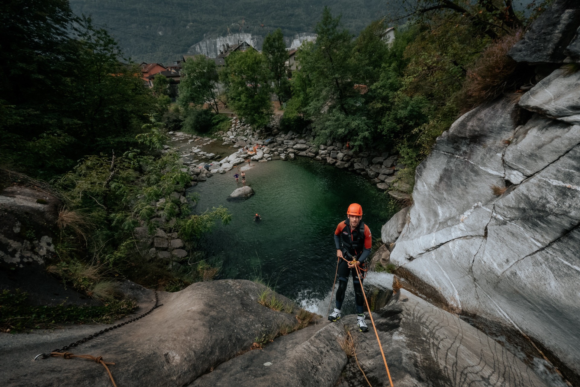 Osogna — Abseilen über den türkisen Pool