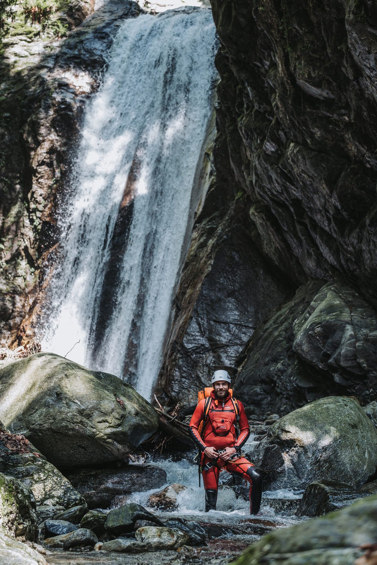 Guide vor Wasserfall