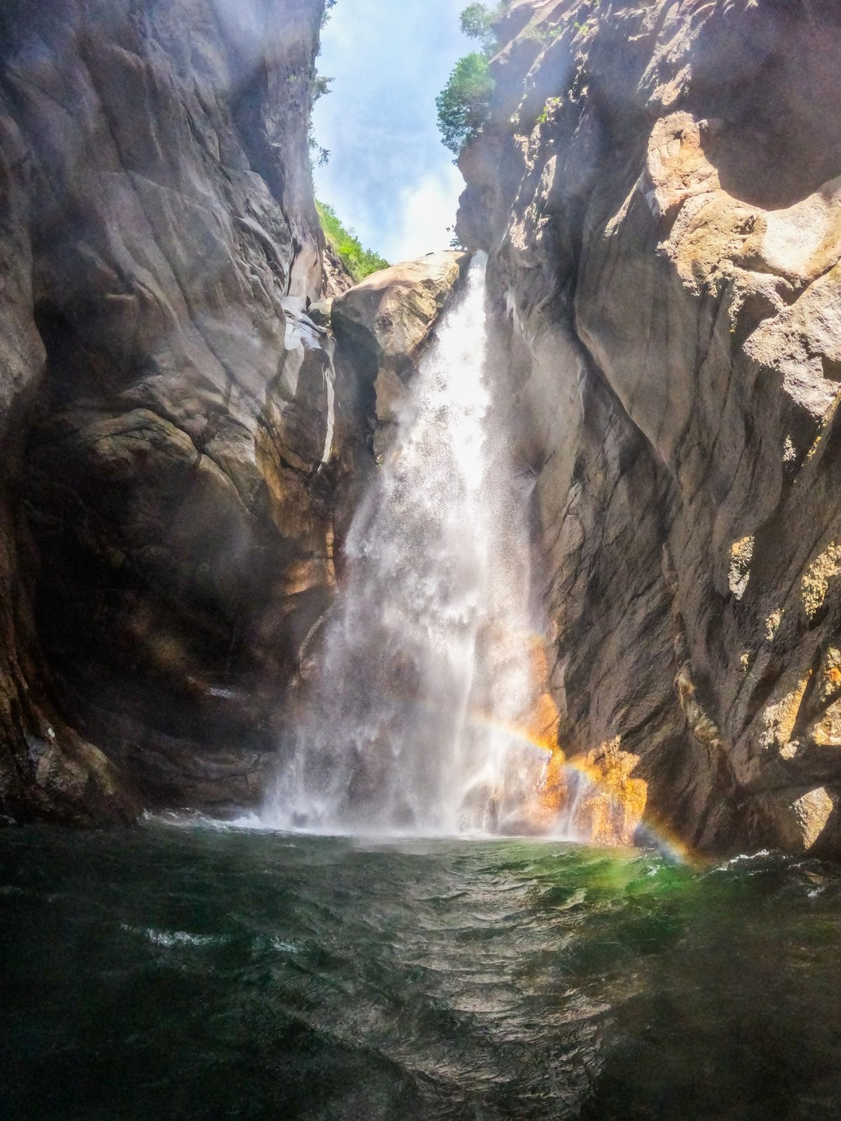 Pontirone Wasserfall mit Regenbogen
